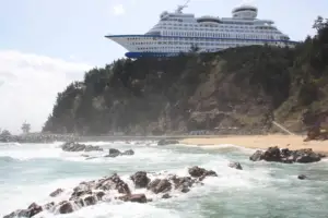 The Sun Cruise Resort & Yacht: A Cruise Ship on a Hill in South Korea